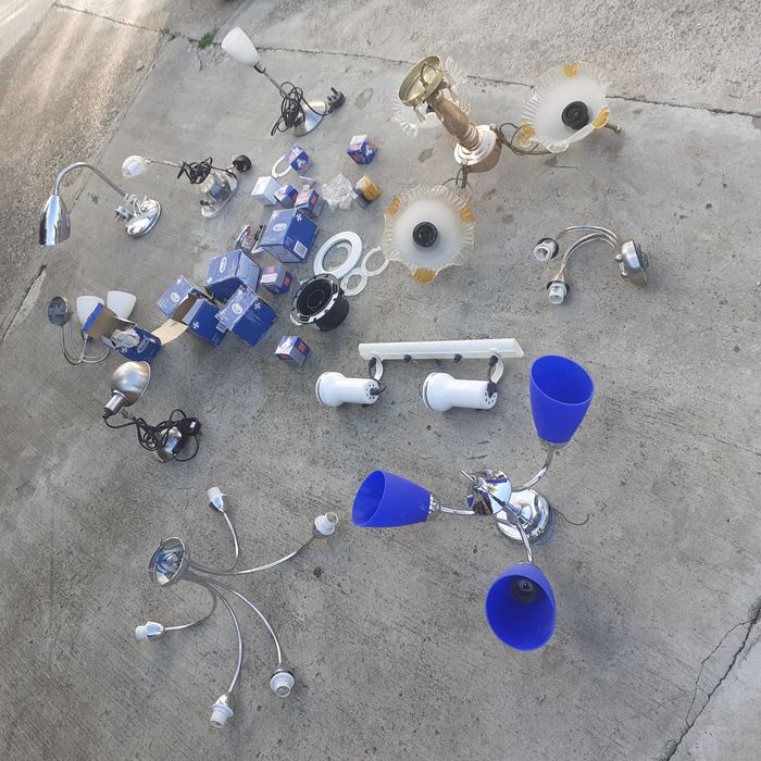 Lustre de pus în cameră pentru becuri . Și mai multe.