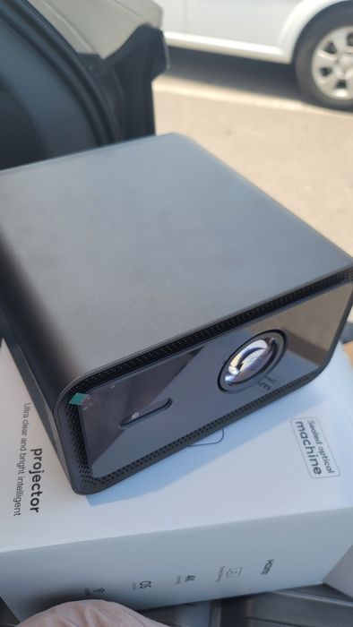 Led projector 20 metrdan yoritib beradi