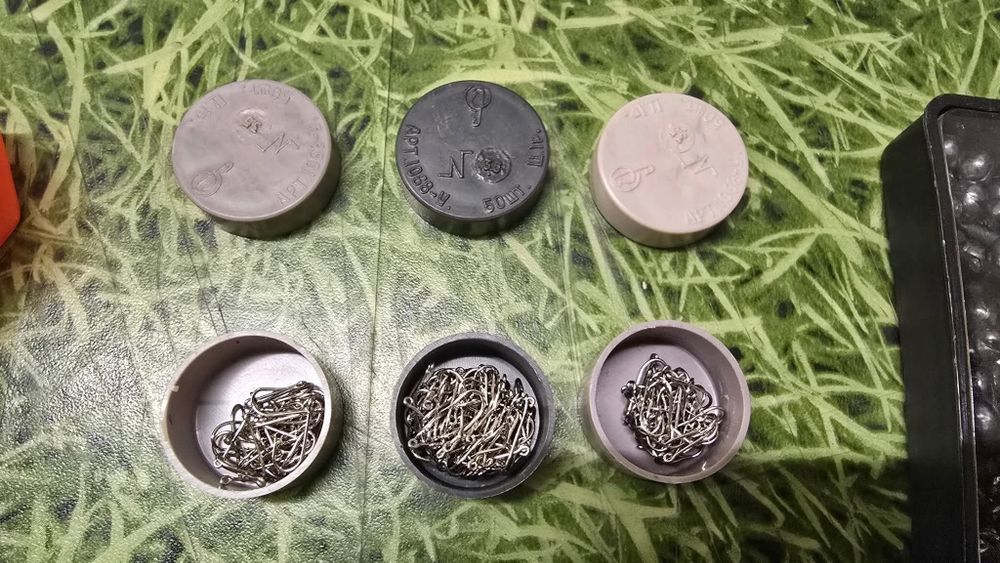 Pachet cu plute si carlige pescuit