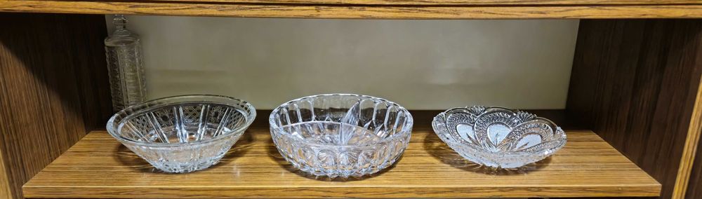 Продаются хрустальные вазы , салатницы , конфетницы , менажницы .