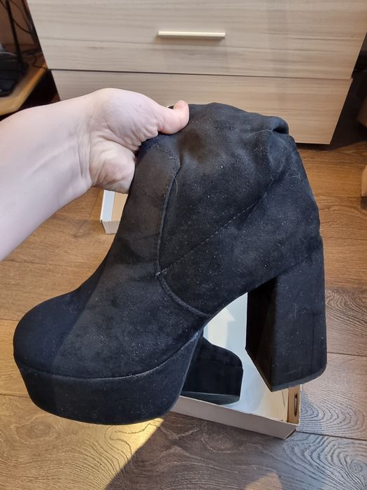 Дамски черни ботуши от велур на платформа