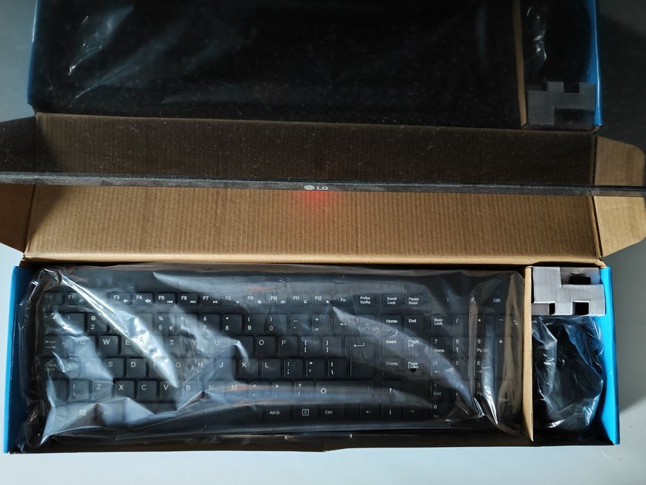 Комплект безжична клавиатура с мишка HP 330