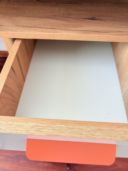 Детский уголок - стол и шкаф