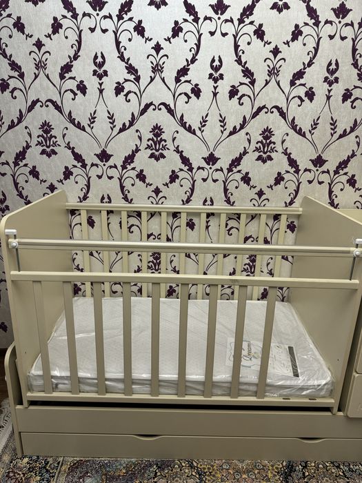 Кровать детская с полками