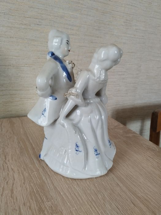 Статуэтка фарфоровая