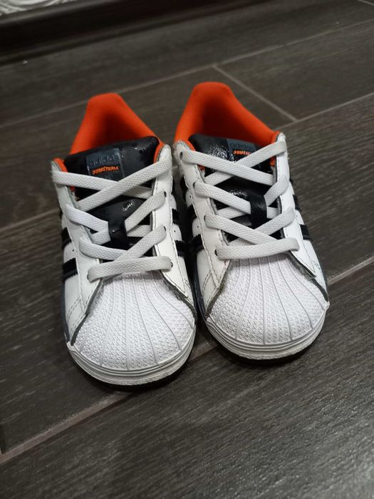 Детски маратонки adidas superstar