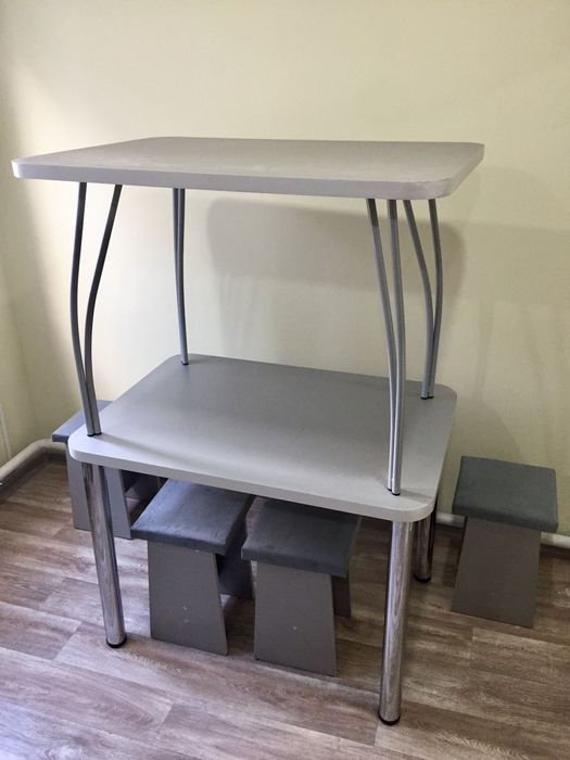 Продам стол и 4 табуретки