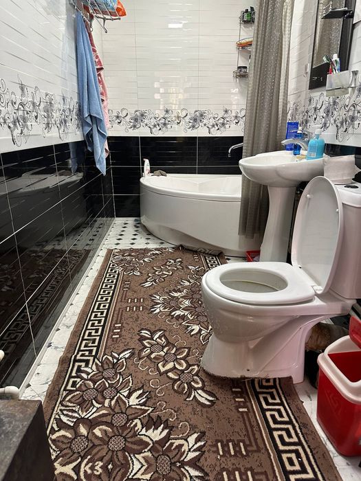 Продаеться участок дом. 7сотак жилое 60кв м. Все удобства.