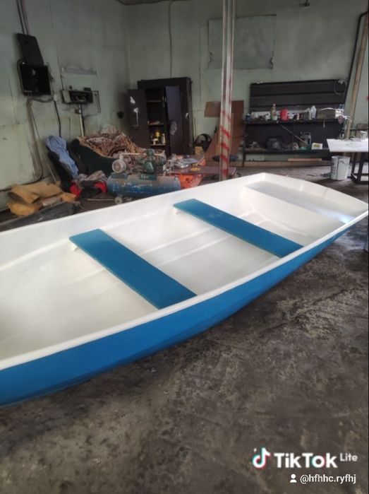 Стеклопластиковая лодка