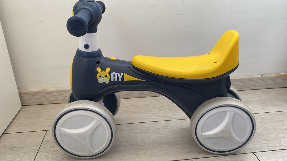Bicicleta fara pedale copii 1 – 3 ani cu 4 roti, lumini, muzica si baloane de sapun