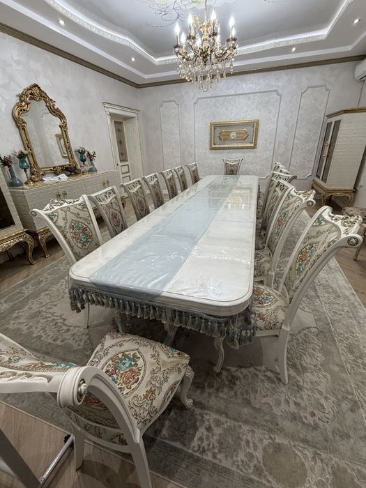 Стол с узорами 4,5 метра, стулья 18 шт