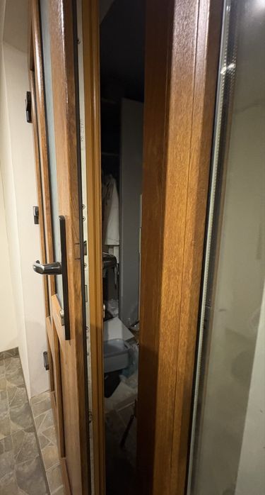 Ușă de exterior PVC cu geam lateral termopan – stare foarte bună