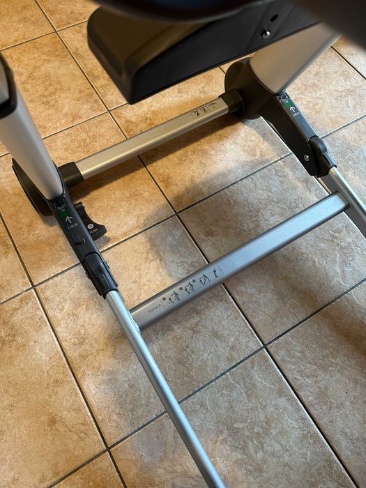 Scaun de masa INGLESINA Zuma culoare Light Blue cu cadru gri, stare excelenta!