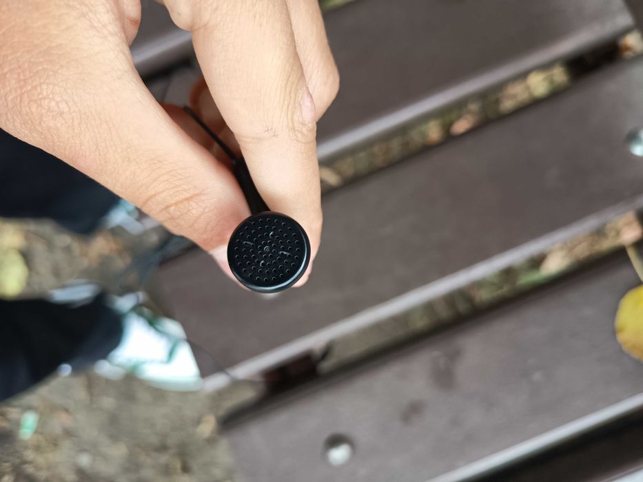 Căști cu fir nefolosite