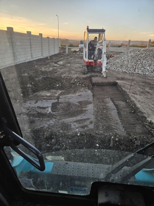 Услуги с бобкат, мини багер и тристранен самосвал с кран.