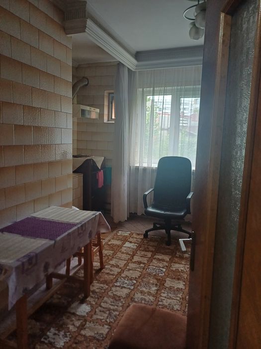 Inchiriez apartament 3 camere decomandat , confort 1, etaj 1/4, Pitesti , zona centrala..  De preferat eleve / studente.