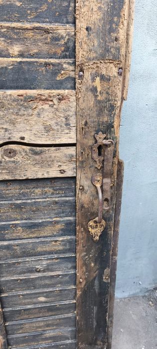 Ușă veche de beci