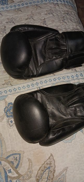 Продам перчатки на тайскии бокс