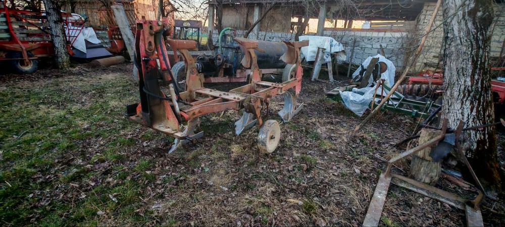 Plug reversibil cu trei brazde