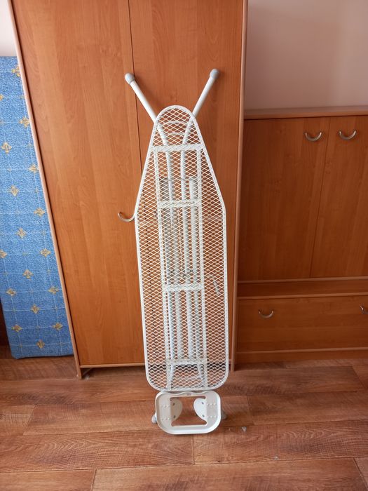 Гладильная доска с утюгом