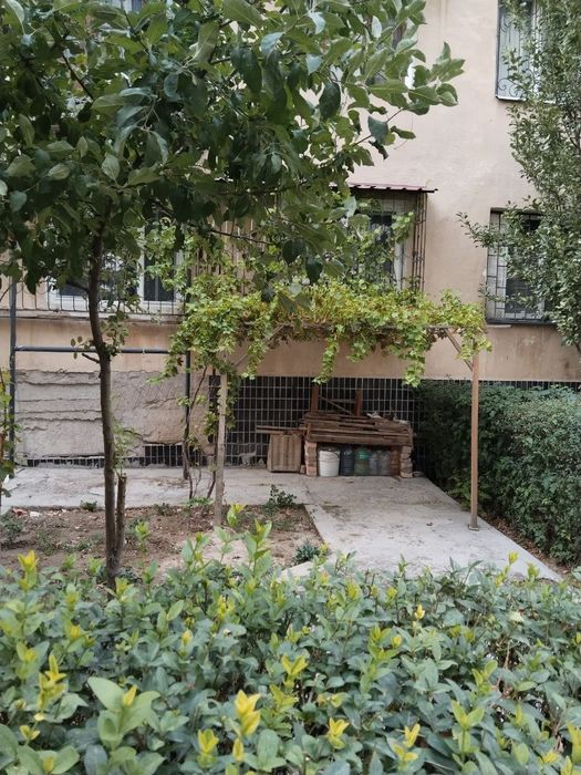 Uy sotiladi Yunusobod 4 kvartal 4 xonali ğishtli dom