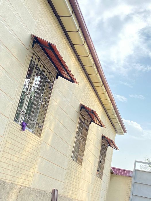 Устанавливаем над оконных козырьков и роликов для сушки белья