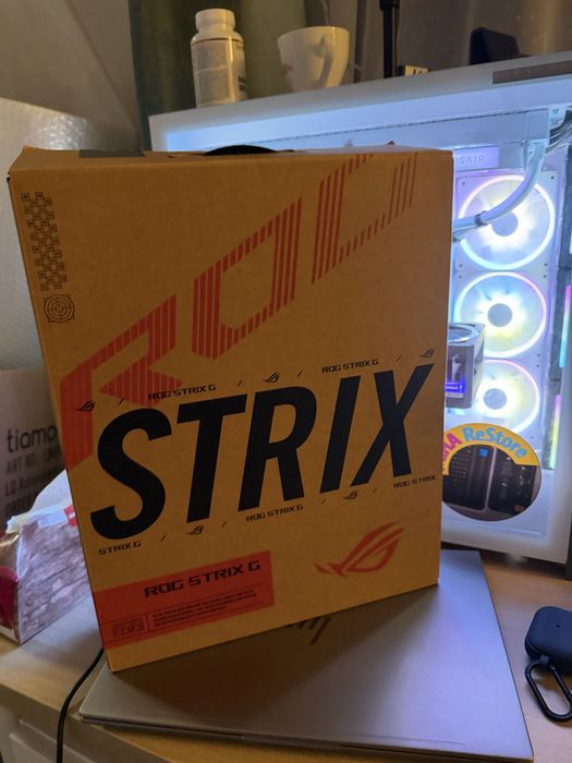 [NOU, 0 ore] Laptop Gaming Asus ROG Strix G16 Ryzen 9 8940HX 32/1T RTX5080 16" 240Hz