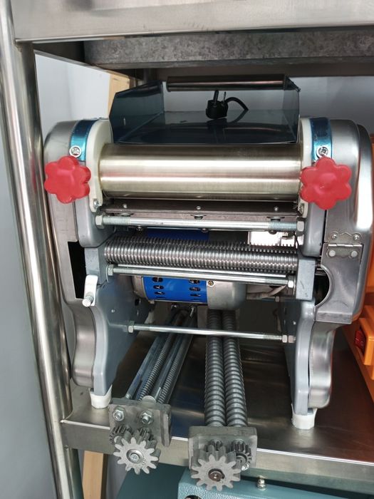 Lagʻmon aparat lagman pishiradigam lagʻmon xamir