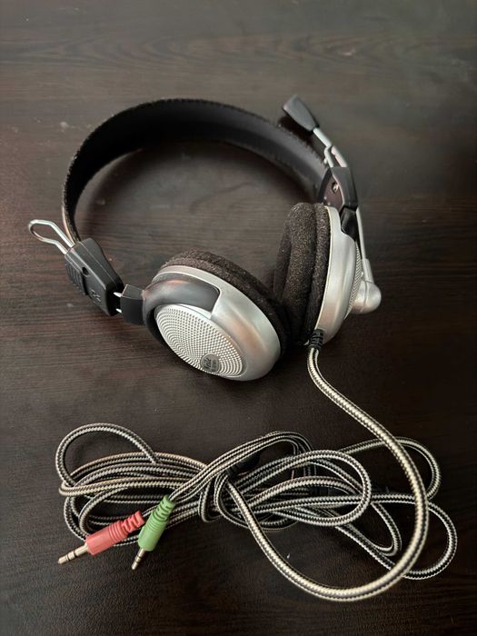 Слушалки с микрофон