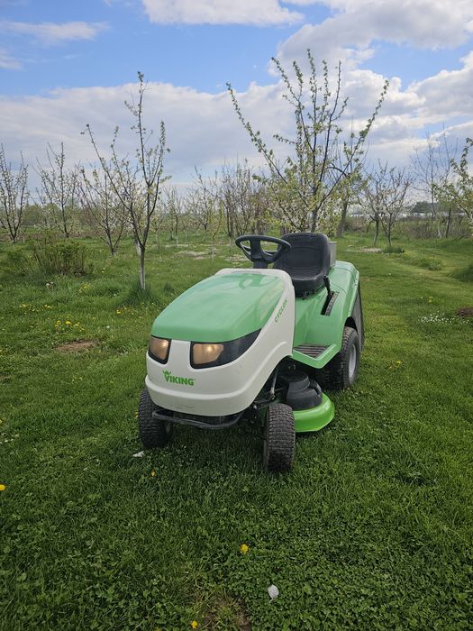 Tractoras tuns iarba gazon