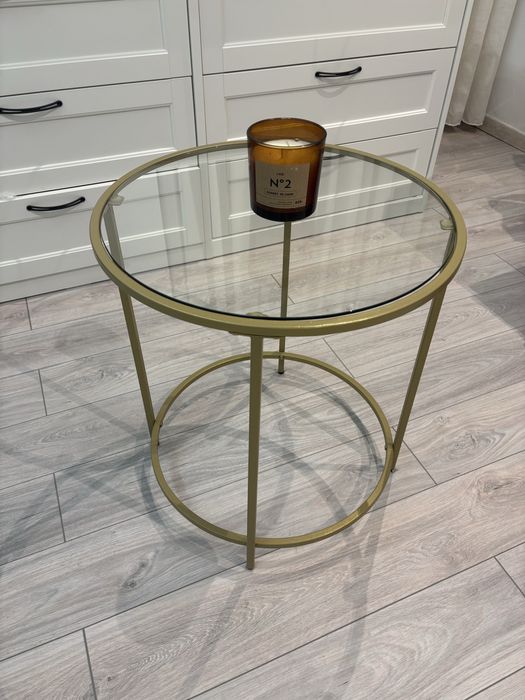 Măsuță metalică aurie cu blat din sticlă – elegantă, stare foarte bună