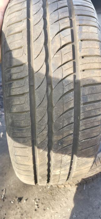 Se vinde 2 cauciucuri pireli
