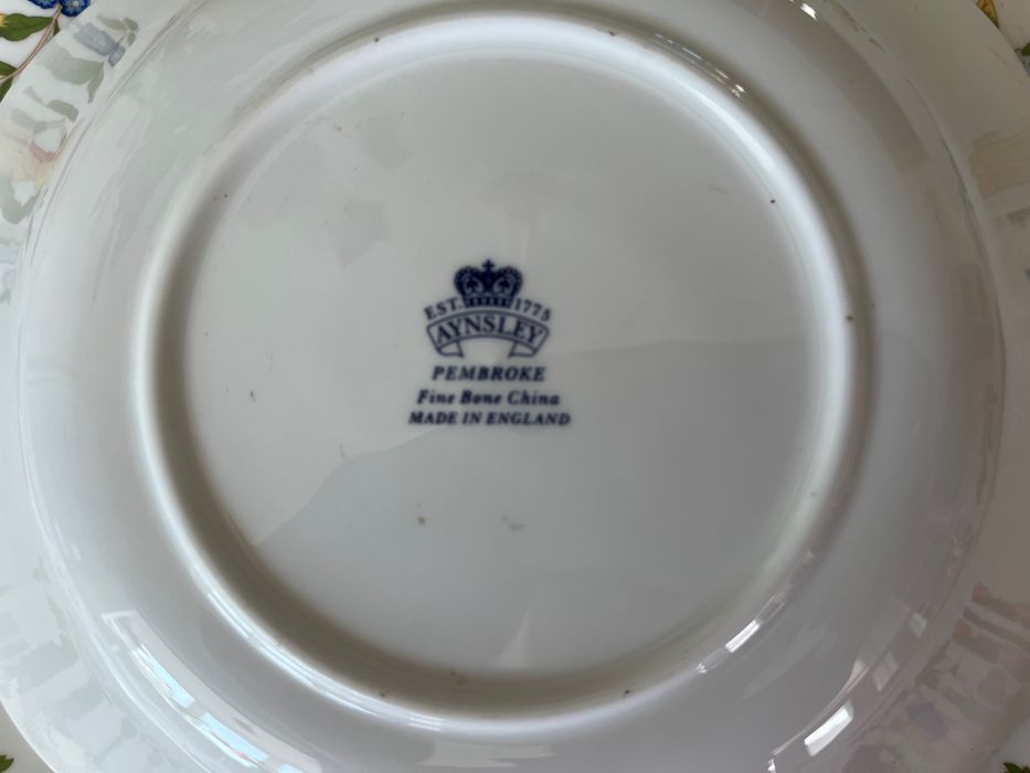 Сет от качествен английски порцелан.