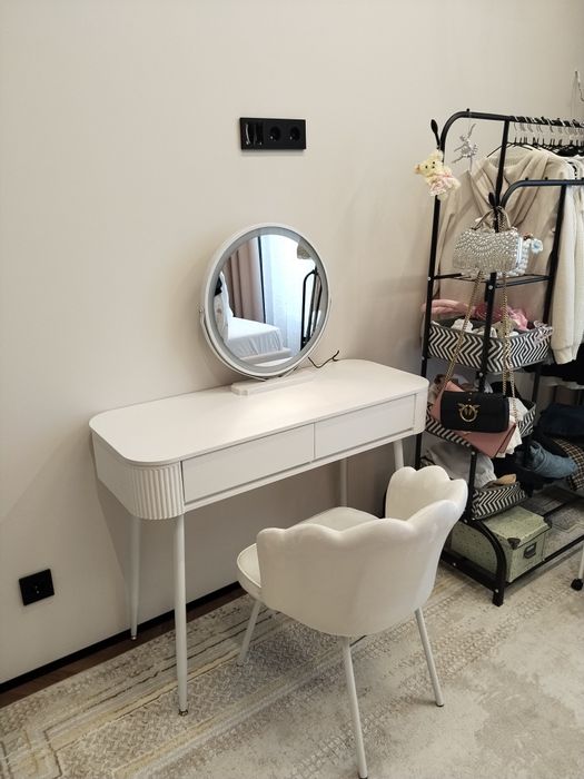 Дамский столик для вашего дома.