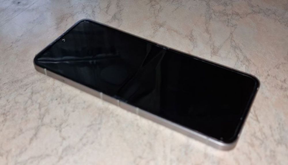 Samsung Flip Z6.