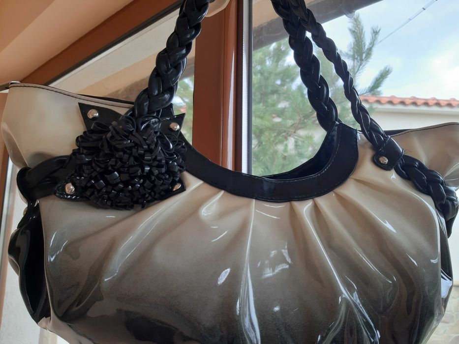 Чанта с Красив Дизайн и Много Отделения и Джобове ! НОВА!