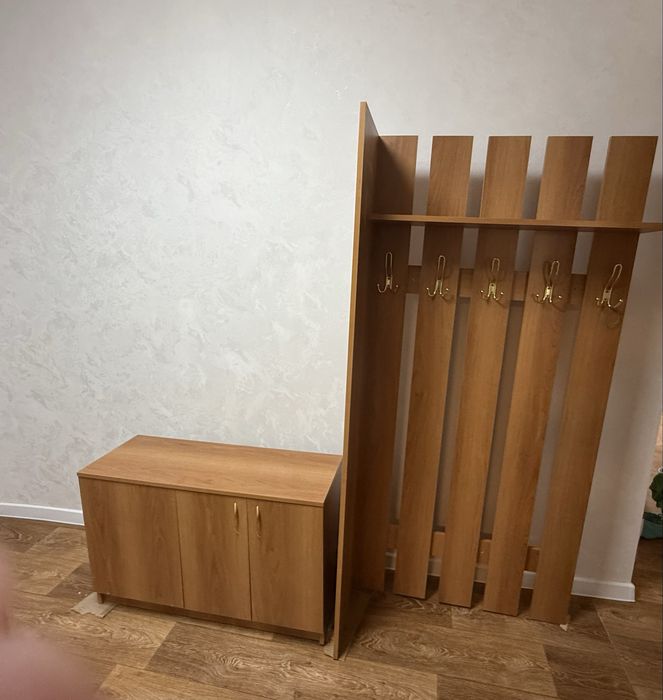Шкаф, состоит из вешалки, тумбы и шкафа