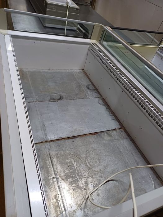 Бонета, открытый морозильник,  открытый ларь