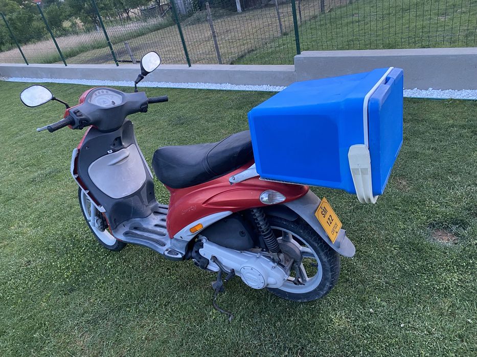 Scuter Puaggio Liberty, transport pizza.