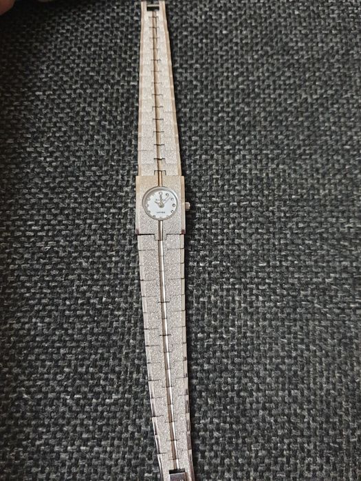 Продам женские часы