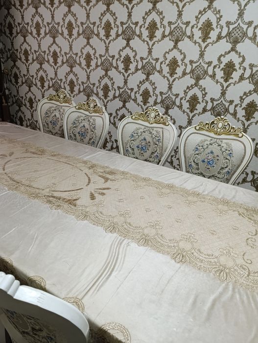 Stol stul boʻyi 2,70ga 1.20. 9ta stuli butun. Stolni oyoqlari echiladi