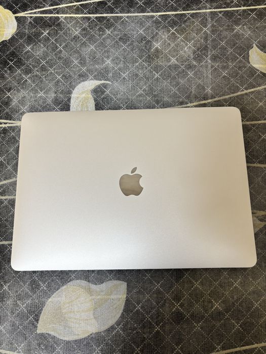 Apple Gift Box: iPhone 15 + MacBook Air M1 + AirPods Pro 2