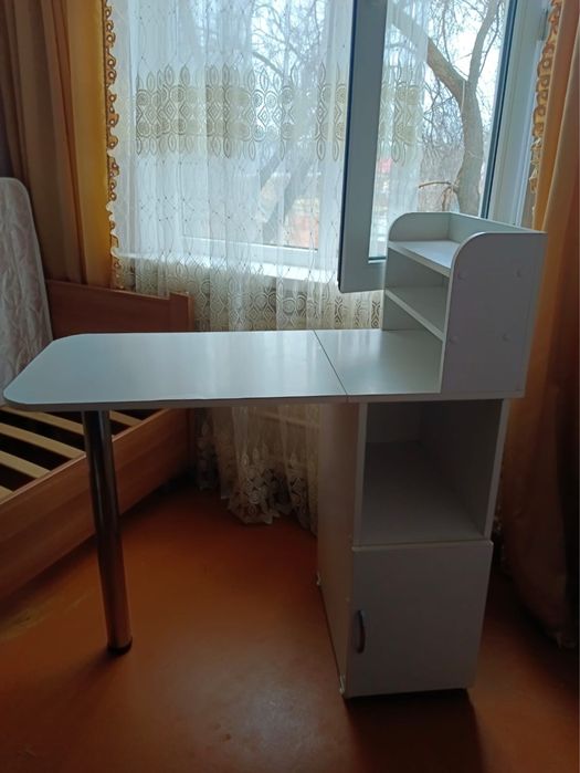 Маникюрный столик