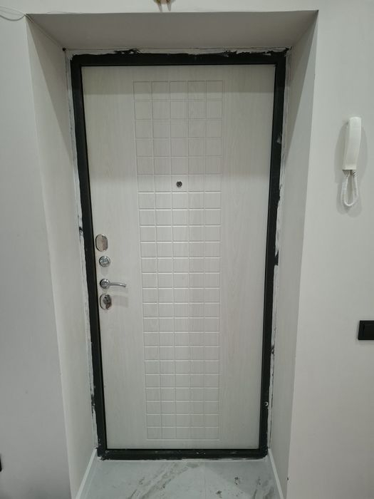 Продам входную дверь