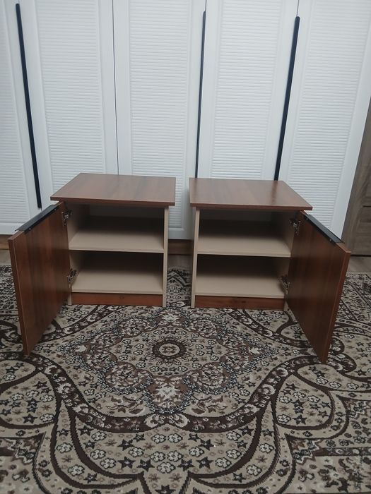 Прикроватные тумбочки.