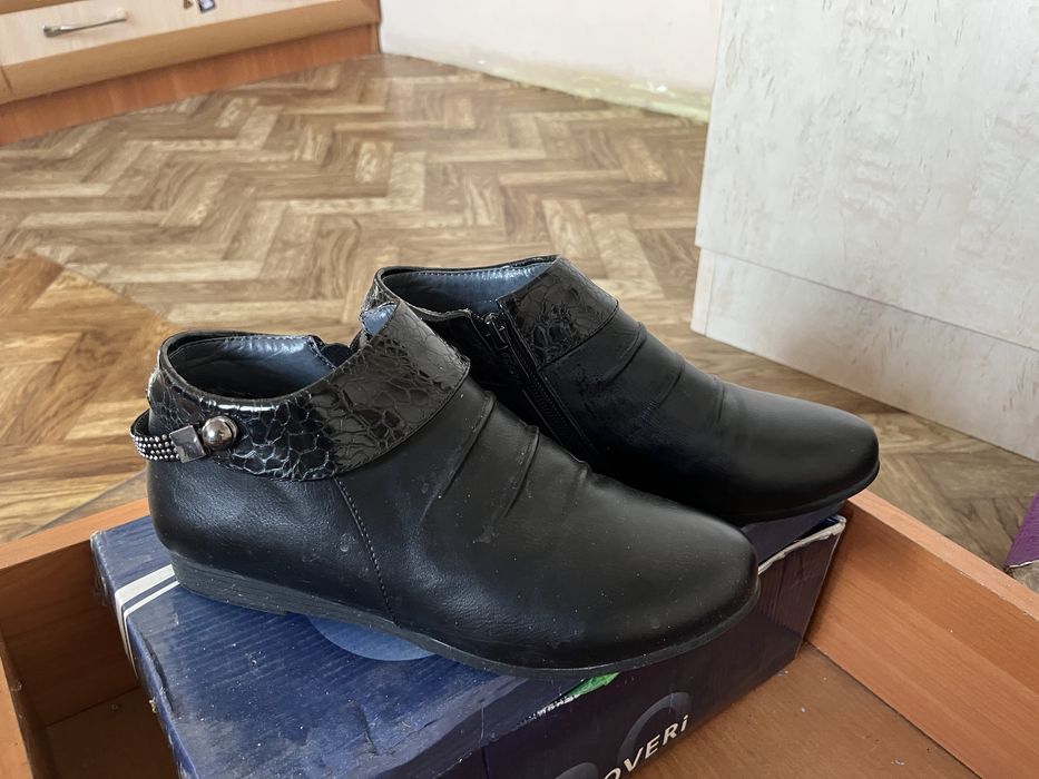 Продам женсую обувь