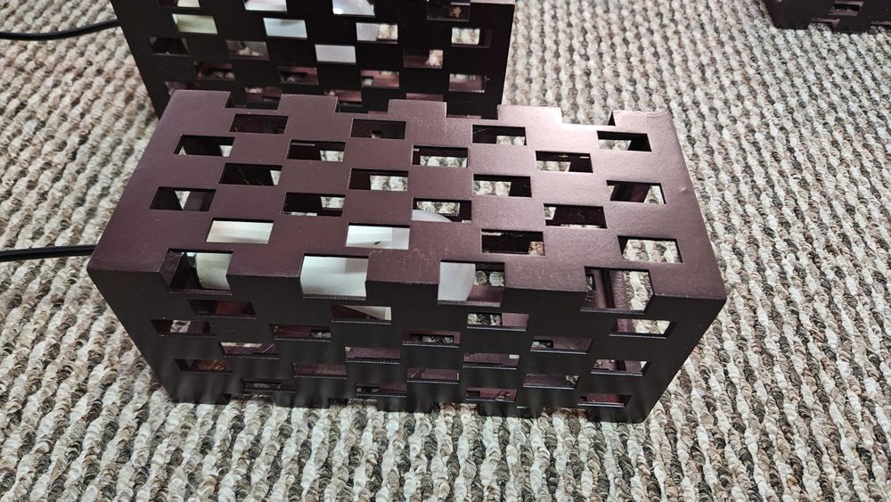 3 lustre. 2 pt sufragerie și una pt bucătărie sau hol