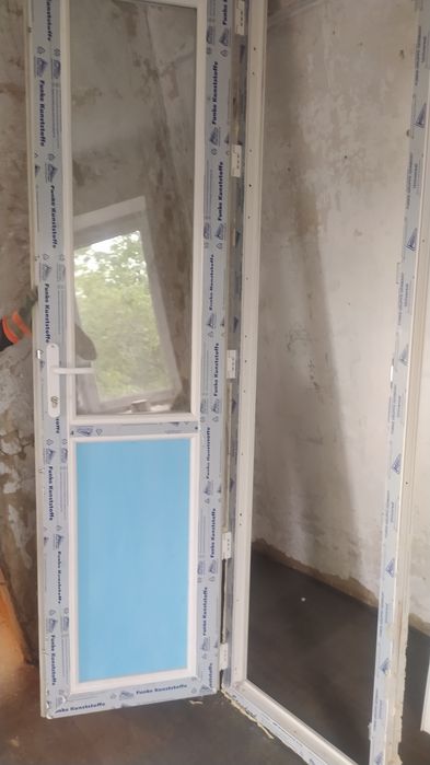 Новая пластиковая дверь