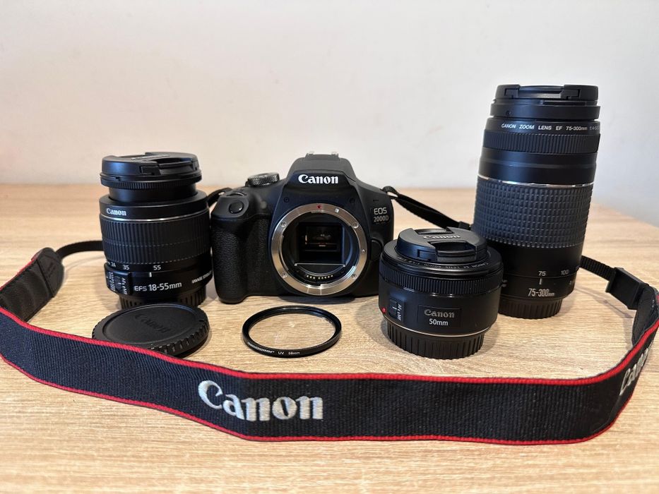 Vand Canon EOS 2000D kit EF-S 18-55 mm IS II + doua obiective