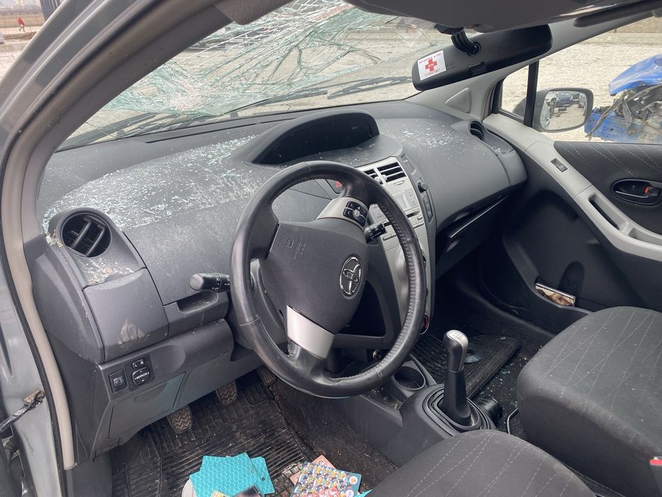 Тойота Ярис 1.0 на части